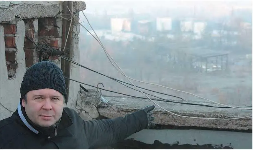 Директор Фонда исследования проблем демократии М С Григорьев на крыше - фото 76