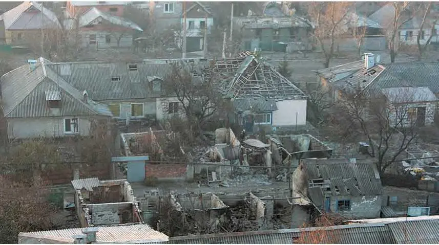 Окрестности девятиэтажного дома около аэропорта г Донецка подвергались - фото 77