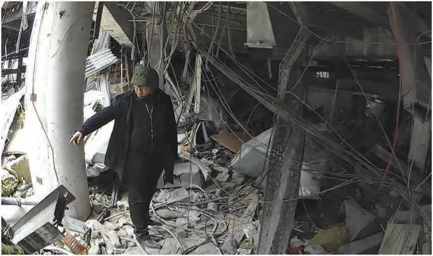 Директор Фонда исследования проблем демократии М С Григорьев в аэропорту - фото 78