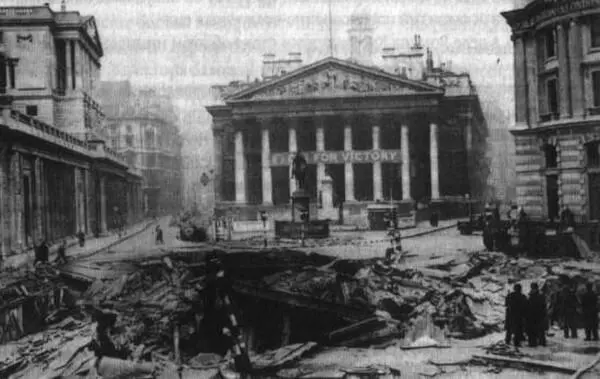 Авианалет на Лондон 10 января 1941 года оставил огромную воронку на месте - фото 23