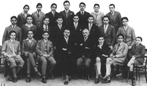 Ромен Касев второй справа во втором ряду ученик 4го класса лицея Массена - фото 57