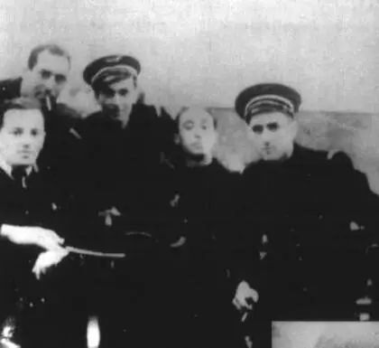 Ромен в центре на судне Дель Пегас на пути от британского берега в начале - фото 64