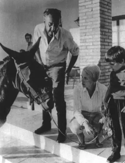 Ромен Диего и Джин На заднем плане Евгения МуньосЛакаста няня Диего - фото 81
