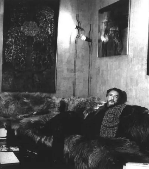 Ромен Гари в меховой гостиной На стене полотна Жана Лебенштейна 1975 - фото 86