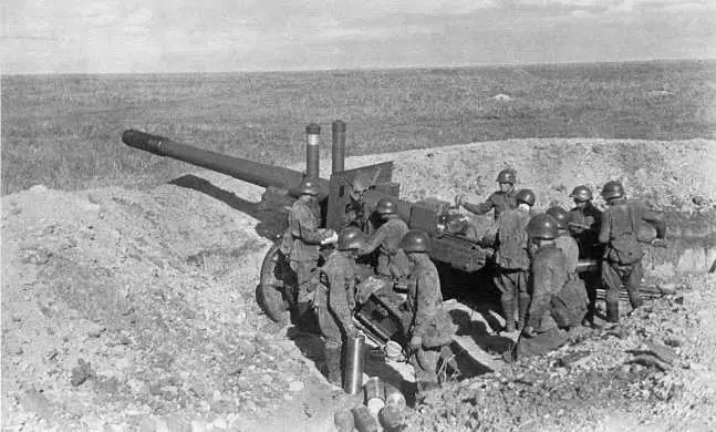 Расчет 152мм гаубицыпушки образца 1937 года МЛ20 ведет огонь по японским - фото 92