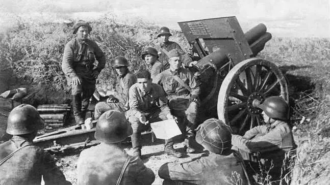 Политзанятия на позиции 152мм гаубиц обр 191030 года 82й гаубичный - фото 102