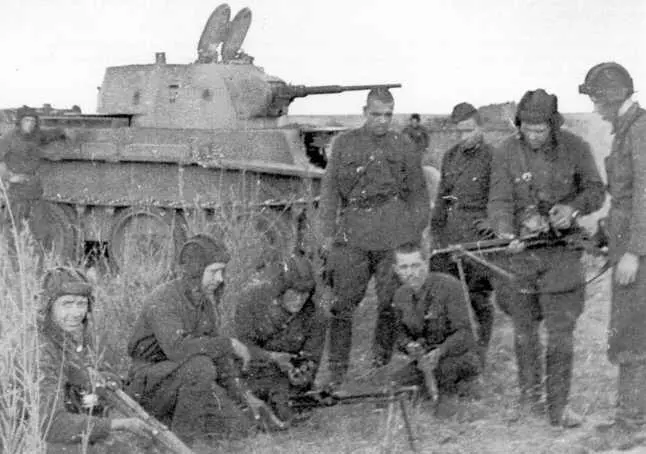 Танкисты 11й танковой бригады осматривают трофеи японские 65мм легкие - фото 103
