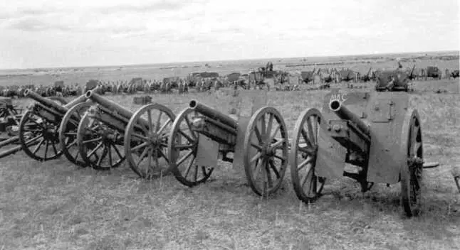 Артиллерийские орудия захваченные после боев на переднем плане 75мм горные - фото 130