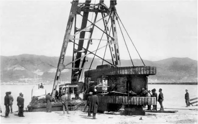 На этом фото сделанном красными весной 1920 года виден плавучий кран так - фото 37