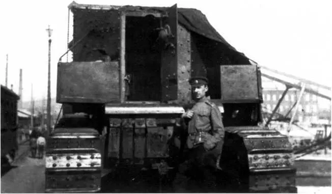 Офицертанкист ВСЮР у танка МКА Уиппет Лето 1919 года РГАКФД При - фото 50
