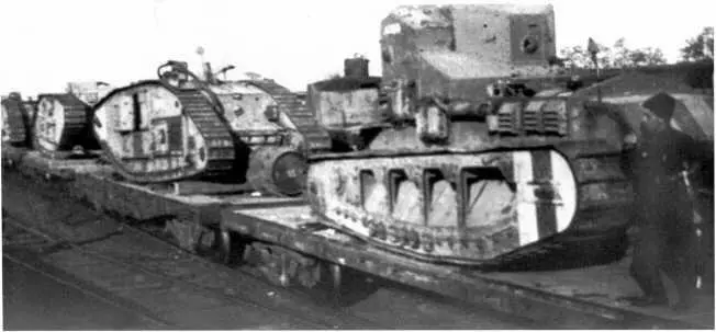 Трофейные танки белых перед отправкой в Москву Новороссийск май 1920 года На - фото 53