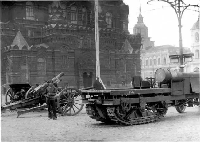 Выставка трофеев Красной Армии на Красной площади Лето 1920 года На переднем - фото 57