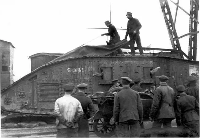 Танк MKV 9085 готовят к погрузке для отправки на фронт Сентябрь 1919 года - фото 68