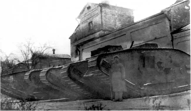 Часовой у трофейных танков MKV захваченных частями Красной Армии в ходе боев - фото 95