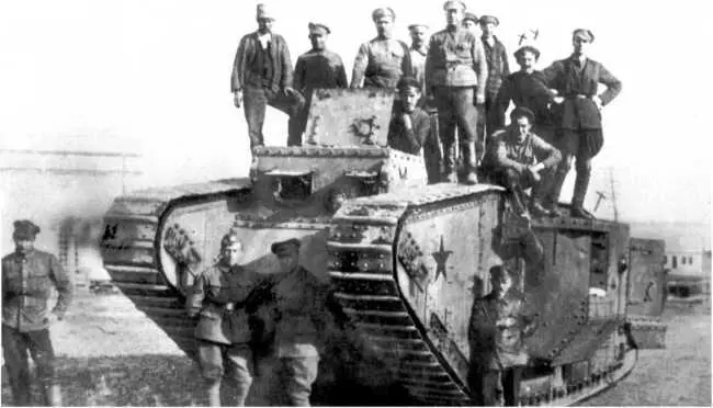 Трофейный танк МКV в Екатеринодаре Июнь 1920 года На машине первые - фото 100