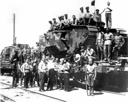Танки MKV 2го танкового автобронеотряда на Западном фронте Июнь 1920 года - фото 105