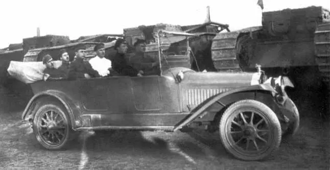 Группа командиров 4го танкового отряда в легковом автомобиле Харьков 1921 - фото 121