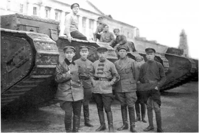 Танкисты у танков MKV Москва август 1924 года Предположительно машины стоят - фото 122