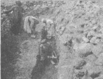 Рис 143 Земляное городище Раскопки И И Репникова 1912 г Древнейшие следы - фото 151