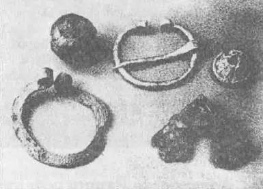 Рис 144 Гирьки и металлические украшения из Старой Ладоги Городище Любша - фото 152