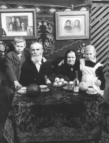 А вот у них уже и внуки подросли Дорофей Егорович Востродымов с супругой - фото 4