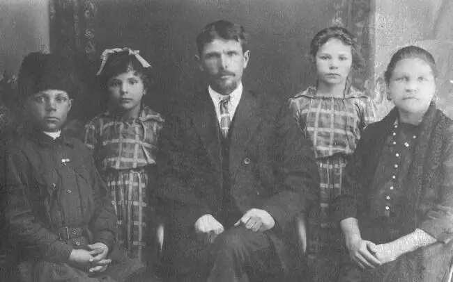 Семейство Лузикова Семена Корнеевича Калач 1929 г То же семейство но под - фото 8
