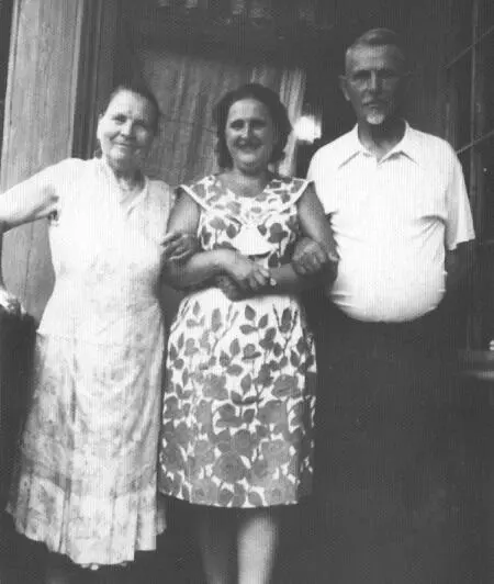 А это глава семейства в конце 60х гг Он же с супругой Евдокией - фото 11