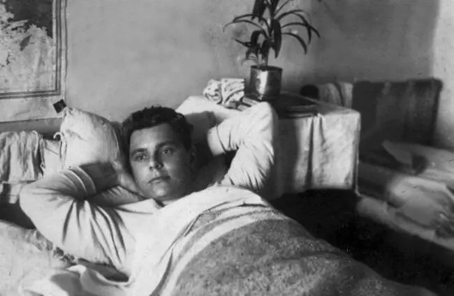 Георгий Ситников в госпитале после тяжелого ранения 1943 г Хорошо сидим - фото 16