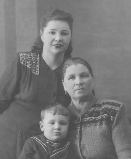 Евдокия Митрофановна Ситникова Евдокия Тимофеевна Никитина с сыном и внуком - фото 18
