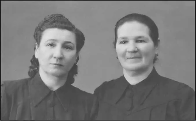 Татьяна Сидоровна Лузикова с племянницей Татьяной Архангельский детдом 30е - фото 34