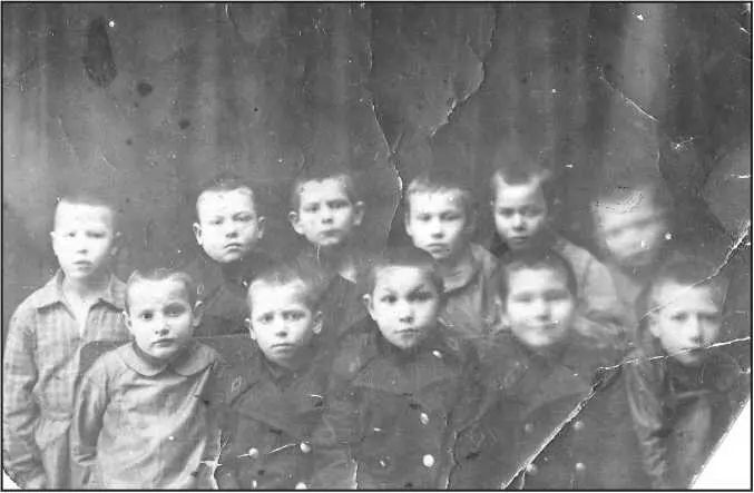 Архангельский детдом 30е гг Третий слева вверху Лузиков ТихонТимофей - фото 35