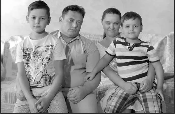 Алексей и Ксения Кадыковы с сыновьями Никитой и Ярославом Татьяна Лузикова с - фото 55
