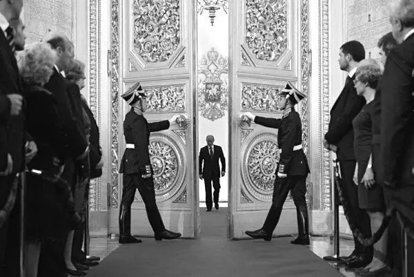 Владимир Путин входит в Андреевский зал БКД во время церемонии инаугурации - фото 60