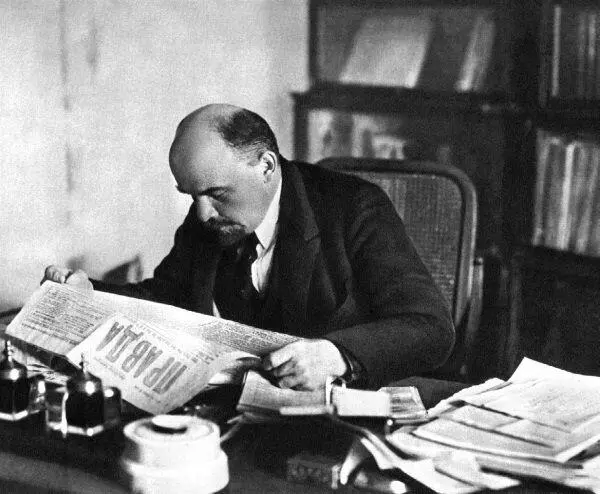 ВИ Ленин в своем рабочем кабинете в Кремле Москва октябрь 1918 года Главная - фото 64