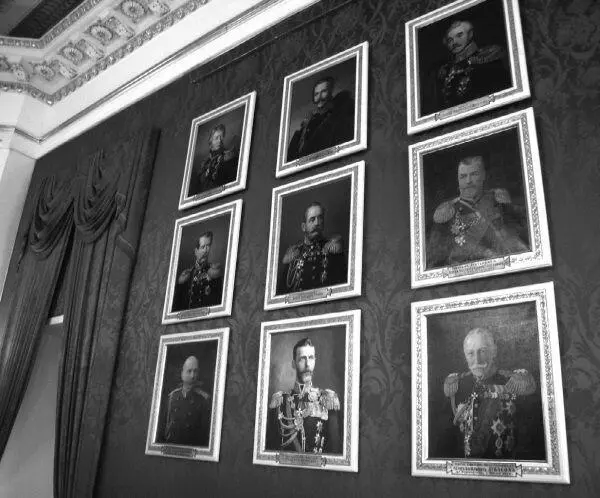 Знаменитая портретная галерея градоначальников в губернаторском доме На первом - фото 102