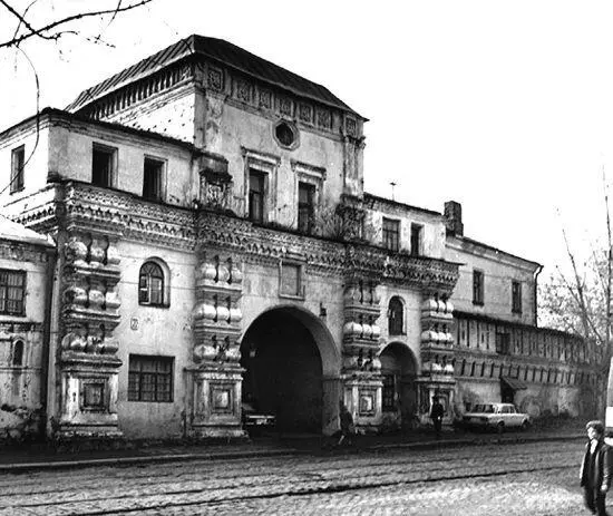 Разрушенный надвратный храм Симеона Столпника За свою долгую историю монастырь - фото 124