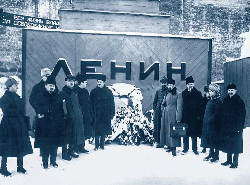 Первый деревянный Мавзолей был воздвигнут ко дню похорон вождя Советского - фото 31