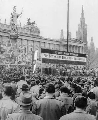 Демонстрация в Вене в связи с 10летием освобождения Австрии 23 апреля 1955 - фото 187