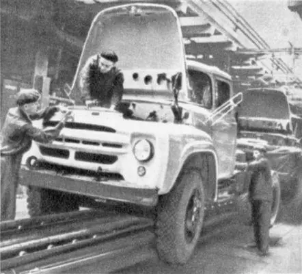 Сборка автомобилей ЗИЛ130 на Московском автозаводе им Лихачева На одном из - фото 282