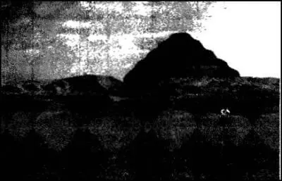 Ступенчатая пирамида в Саккаре Перед ней поля погребений раскопки которых еще - фото 2