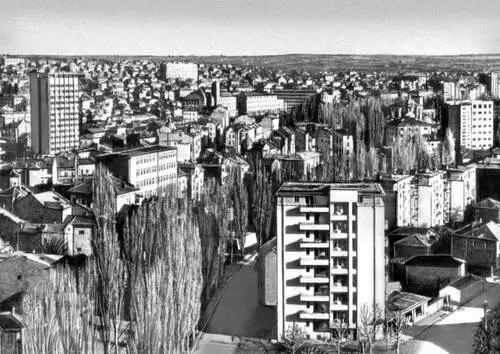 Болгария Плевен На переднем плане новые жилые кварталы Болгария - фото 125