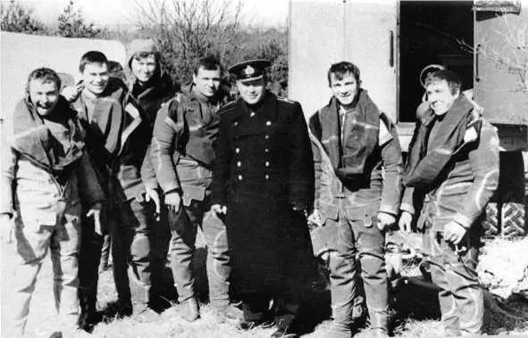 Капитан 3го ранга Валентин Сергеевич Авинкин с водолазамразведчиками 561го - фото 30