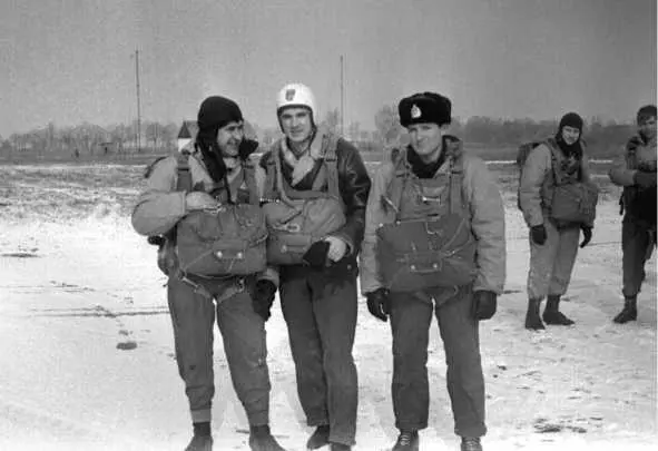Воздушнодесантная подготовка водолазовразведчиков Перед вылетом Зима 1976 - фото 68