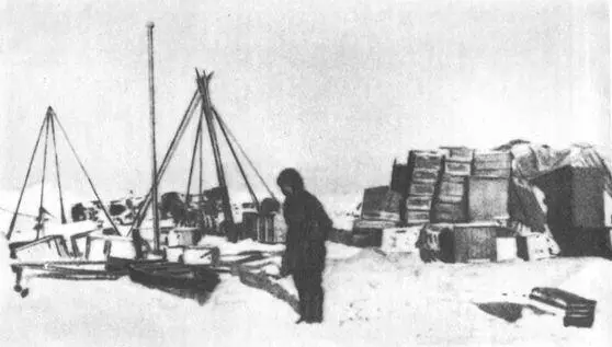 Продовольствие спасенное челюскинцами было сложено в одно место Для того - фото 16