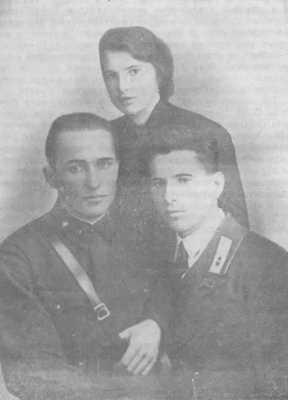 Дети В И Чапаева Александр слева Клавдия Аркадий фото 1935 г - фото 10