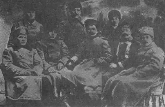 В И Чапаев перед отъездом в академию Ноябрь 1918 г Сидят слева направо - фото 38