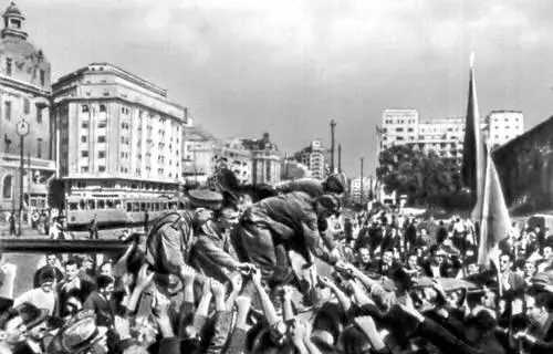 Трудящиеся Бухареста приветствуют бойцов Советской Армии Август 1944 - фото 90