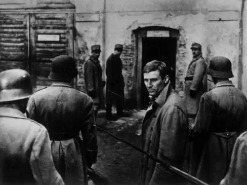 Румыния Кадр из фильма Лес повешенных Реж Л Чулей 1962 Румыния Дворец - фото 140