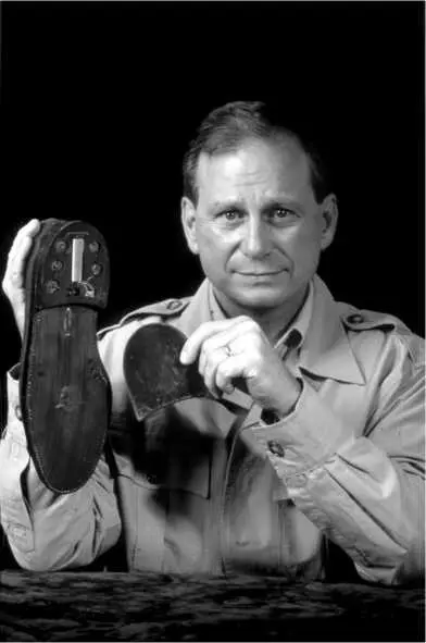 Кит Мелтон с радиозакладкой в каблуке из архива Keith Melton Spy Museum В - фото 121