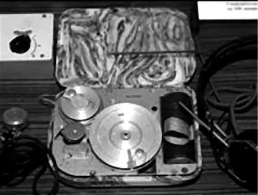Советский проволочный диктофон Собеседникиз архива Keith Melton Spy Museum - фото 130
